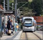 Kurvige Einfahrt -     Haltestelle Riegelsberghalle der Saarbahn im unteren Bereich von Riegelsberg.