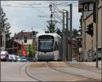 Neben dem Gleis -     Nicht so richtig auf den Schienen scheint hier die Saarbahn in der Nähe der Haltestelle Rathaus in Riegelsberg unterwegs zu sein.