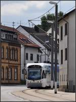 Um die Kurve kommend -     Eine Saarbahn in Richtung Walpershofen-Etzenhofen auf dem eingleisigen Abschnitte im oberen Ortsbereich von Riegelsberg zwischen den Stationen Wolfkaulstraße und