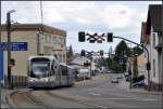 Eingleisige Seitenlage -     Ein Saarbahnwagen auf der Fahrt in Richtung Saarbrücken wird gleich die Haltestelle Wolfkaulstraße in Riegelsberg erreichen.