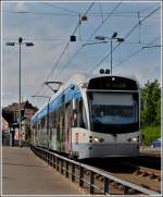 -Starkes Geflle- Nachdem die Saarbahn die Haltestelle Cottbuserplatz im Saarbrcker Stadtteil Malstatt verlassen hat, befhrt sie die Eisenbahnbrcke talwrst in Richtung Innenstadt.