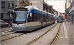 Zwei Mehrsystem-Stadtbahnwagen begegnen sich in der Haltestelle Uhlandstraße in Saarbrücken.