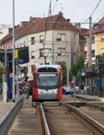 Bitte festhalten...es geht abwärts....Ein ganz schönes Gefälle muß die Saarbahn in der Lebacher Straße in Saarbrücken meistern.
Triebwagen 1020 rollt auf die Josefsbrücke zu, um die westlichen Einfahrgleise des Saarbrücker Hauptbahnhofs zu überqueren. Ziel ist Kleinblittersdorf kurz vor Saargemünd an der französischen Grenze. Bis zum Bau der Saarbahn war dies eine Straßenbrücke. 03.06.2014 Saarbahn Saarbrücken