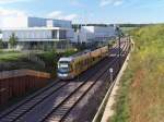 Saarbahn Triebwagen 1022 erreicht gleich den neuen  Bahnhof  Eiweiler Nord. Der ehemalige Bahnhof von Eiweiler lag etwa 200 Meter rechts nach Hinten. Jetzt hat der Ortsteil von Heusweiler zwei Haltestationen, die auch zu Fuß gut erreichbar sind.
Auf dem Kreuzungsgleis könnten sogar lange Güterzüge auf Gegenverkehr. Früher hatte das links gelegene Spanplattenwerk natürlich einen Gleisanschluß. Auch von einem Zweigwerk der Firma Telefunken gingen früher Radio- und Fernsehgeräte von Eiweiler aus auf die große Reise. 19.10.2014 - Bahnstrecke 3291 Lebach - Völklingen