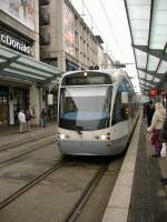 Saarbahn Triebwagen 1027 in Saarbrcken an der Haltestelle Hauptbahnhof auf der Linie 1 unterwegs nach Sarreguemines (Saargemnd).