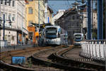 Gefällstrecke -    Am Cottbuser Platz begegnen sich zwei Bahnen der Saarbahn.