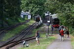 Das Bild zeigt die Bahnanlagen der Brohltalbahn in Brohl am Rhein am 07.09.2024. Rechts im Bild die Mallet 11 sm , die nach der Bekohlung zum Wasserkran unterwegs ist. Auf dem mittleren Gleis sieht man ein Arbeitsfahrzeug, links geht es auf die Strecke nach Engeln.