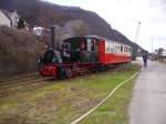 Lok Franzburg mit ihrem Personenwagen im Bahnhof Rheinhafen in Brohl am 2.4.10