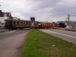 Lok 99 fhrt ber den Bahnbergang (B9) und in den Rheinhafen am 2.4.10