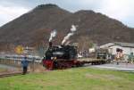 99 7203 weilte an Ostern anlsslich des Dampfspektakels bei der Brohltalbahn und befhrt hier mit einem Gterzug das Dreischienengleis der Hafenstrecke.