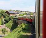 Impression aus dem letzten Wagen bei der Abfahrt mit dem Vulkan-Eifel-Express der Brohltalbahn nach Brohl mit der D5.