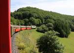 Impression aus dem letzten Wagen bei der Abfahrt mit dem Vulkan-Eifel-Express der Brohltalbahn nach Brohl mit der D5. Aufgenommen am 17.07.2014.