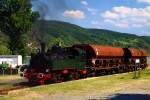 11sm der Brohltalbahn am 05.06.2015 mit Regelspurwaggons beim Durchqueren der Brohler Rheinanlagen.