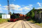 Einfahrt von 11sm der Brohltalbahn mit zwei Regelspurwaggons am 05.06.2015 in die Phonolith-Verladeanlage des Brohler Rheinhafens. Die Aufnahme entstand im Rahmen einer Fotoveranstaltung für Eisenbahnfreunde. Das Gelände ist normalerweise nicht öffentlich zugänglich und durch ein Tor gesichert. Für die Veranstaltung wurde es jedoch ausnahmsweise geöffnet. (Bild 4)