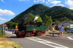 Als ich am späten Nachmittag des 05.06.2015 auf dem Weg zurück zum Brohler Bahnhof war, fuhr mir nochmals überraschend 11sm über den Weg, hier beim Überqueren der B 9 in der Ortslage Brohl-Lützing. Sie hatte gerade ihre zwei Regelspurwaggons, mit denen sie anläßlich einer Sonderzugveranstaltung auf der Brohler Hafenbahn unterwegs war, im Güterbahnhof abgestellt und war jetzt unterwegs, um drei weitere Waggons aus dem Hafen zu holen. (Bild 1)