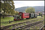 Diesellok LOTTE holt hier den Wagenpark für die erste Zugfahrt am 6.10.2024 im Bahnhof Bad Orb ab und rangiert ihn an das Bahnsteiggleis.