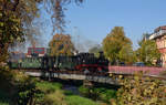 Mit dem Personenzug von Oschatz nach Kemmlitz Ort passiert 99 1574 am 13.10.18 die Brücke über Döllnitz, von welcher sie auch ihren Namen bekommen hat.