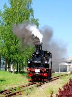 99 574 setzt im Bahnhof Oschatz um, um den Zug nach Glossen zu bespannen, 11.05.08