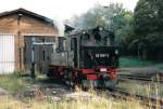 Im Jahre 1994 konnte man auf der Dllnitzbahn noch tglich Dampfbetrieb beobachten. Am 02.10.1994 wird gerade bei 99 1561-2 vor dem Oschatzer Lokschuppen Wasser aufgefllt um anschlieend die Fahrt nach Kemmlitz wieder anzutreten.