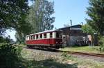 VT137 322 passiert bei der Ausfahrt aus Mgeln das dortige Heizhaus, 13.06.2009.