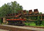 Ein Flachwagen der Normalspur auf dem Rollwagen DR 97 01-38 der Dllnitzbahn, an der Feldbahnschauanlage in Glossen; 09.06.2011