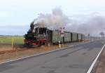 Zwichen Weihnachten und Neujahr hie es bei der Dllnitzbahn zwischen Glossen, Mgeln und Oschatz wieder   Dampf  . Somit konnte ich am 29.12.12 die 99 574 zwischen Naundorf und Schweta bildlich festhalten.
Die Strecke verluft hier paralell zu der hier im Volksmund so genannten   Naundorfer Gerade  .