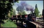 Mit einem leeren Güterzug ist 991564 im Kaolin Verkehr im Stadtgebiet Oschatz am 3.5.1990 nach Mügeln unterwegs.