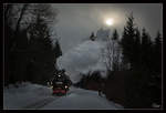 Kurz vor Sonnenuntergang fährt die Schmalspurdampflok 99 1794 der Fichtelbergbahn von Cranzahl nach Kurort Oberwiesenthal, hier kurz vor Kretscham-Rothensehma.  
01_02_2019