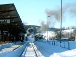 Ein Zug mit einer Neubaulok bespannt, fhrt am 28.01.06 in Richtung Oberwiesenthal aus dem Bahnhof Cranzahl aus