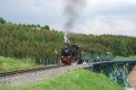Lok 20 verlsst den sthlernen Viadukt in Oberwiesenthal um gleich am lokschuppen vorbei zu dampfen, 01.06.08