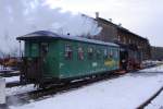 Gerade ist am 30.12.2012 im Bahnhof Oberwiesenthal ein Waggon vom soeben eingetroffenen P1005 abgekuppelt worden und wird jetzt von 99 786 aufs Abstellgleis bugsiert.