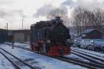 99 786 hat am 30.12.2012 soeben im Bw Oberwiesenthal ihre Wasservorrte ergnzt und fhrt jetzt zur bernahme von P1008 nach Cranzahl auf Gleis 1 des Bahnhofes.