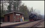 991788 fährt am 6.6.1991 um 12.48 Uhr mit dem Personenzug von Cranzahl nach Oberwiesenthal in den Haltepunkt Rothensehma ein.