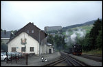 99749 stand am 2.9.1995 abfahrbereit vor einem Personenzug nach Cranzahl im Bahnhof Oberwiesenthal.