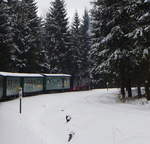 99 1777-4 mit P1101 wartet vor dem Bahnhof Niederschlag auf die Freigabe zur Einfahrt.