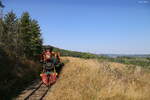 Lok No. 1 des Santa Fé Express, einer 914mm-Schmalspurbahn im Sauerland (NRW), des FORT FUN Abenteuerland, Bestwig. Sowohl die gasbefeuerte Schlepptenderlokomotive wie auch der Wagenpark wurden bei den Crown Metal Products in Pennsylvania/USA produziert und kamen 1979 als US-Import nach Deutschland. 13. August 2024.