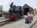 Lok 12 der Härtsfeld-Museumsbahn vor dem Lokschuppen in Neresheim beim Museumstag am 14.5.2015