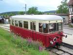 Triebwagen T33 kurz vor der Abfahrt aus dem Zentral Bahnhof der Hrtsfeldbahn in Neresheim. Der Zug fr als TP von Neresheim nach Sgmhle Hp ber Steinmhle Hp. Aufgenommen am 1.Juli 2007