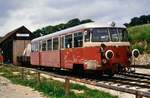 Ein MAN-Schienenbus, der auch früher schon bei der Härtsfeldbahn gewesen war, vor der Wagenhalle in Neresheim (1988?). Ich bin früher selbst mit diesem Schienenbus zwischen Amstetten und Laichingen mitgefahren.