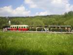 Hrtsfeldbahn Neresheim: Im Mai 2004 ist Lok 12 mit einer gemischten Wagengarnitur im vorlufigen Endbahnhof Sgmhle angekommen. Hier zu sehen sind neben der Dampflok Lok 12 der Triebwagenanhnger TA 101 und zwei Personenwagen. Die Hrtsfeldbahn (1972 stillgelegte Schmalspurbahn Aalen-Neresheim-Dillingen) fhrt seit 2001 wieder als Museumsbahn auf dem derzeit 3km langen Abschnitt Neresheim-Sgmhle. Ein Weiterbau der Museumsbahnstrecke ist geplant. 
