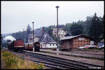 199892 kreuzt hier mit einem Güterzug am 7.9.1991 im Bahnhof Elend mit dem P 14443, der seinerseits mit 997233 in Richtung Benneckenstein unterwegs ist.