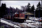 199879 macht hier am 28.12.1991 um 13.50 Uhr mit dem P 14435 zum Brocken Halt im Bahnhof Schierke.