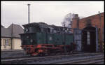 Die kurzzeitig zurück lackierte und wieder in NWB 21 genummerte 996001 steht hier am 18.2.1993 angeheizt vor dem Lokschuppen in Gernrode.