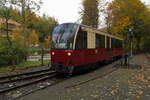 Triebwagen 187 015, unterwegs als P8973 (Quedlinburg-Hasselfelde), am späten Nachmittag des 22.10.2016, bei der Einfahrt in den Bahnhof Alexisbad.