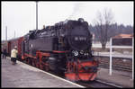 997231 steht hier am 17.4.1993 abfahrbereit vor einem Personenzug Richtung Eisfelder Talmühleim Bahnhof Benneckenstein.