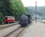 Mittagsrast in Eisfelder Talmühle,am 13.07.2013 stand der 187 001 auch schon in Ruheposition, seine Gäste frequentierten derweil die Bahnhofsgaststätte.