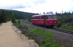 Auf dem Weg zum Brocken wurde auch auf dem Abschnitt im Brockenmoor gehalten.Links oben ist das Einfahrsignal des Bahnhofs Brocken zu erkennen, etwa 100 Höhenmeter trennen uns noch.