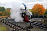 Zischend und dampfend setzt sich 99 5901 am 23.10.2016 an der Gernroder Bekohlungsanlage in Bewegung um jetzt ihren IG HSB-Sonderzug aus der Abstellung zu holen.