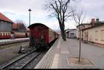 Blick auf einen Personenzug der Harzer Schmalspurbahnen GmbH (HSB), der im Bahnhof Wernigerode abgestellt ist. [10.3.2018 | 9:32 Uhr]