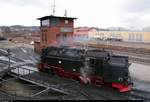 99 7237-3 der Harzer Schmalspurbahnen GmbH (HSB) rangiert im Bahnhof Wernigerode auf die Drehscheibe.